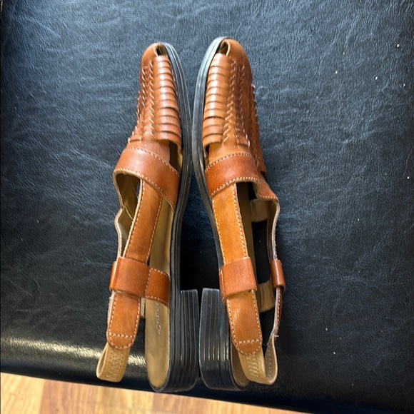 St. John’s Bay ladies size 7 leather sandals - Picture 3 of 6